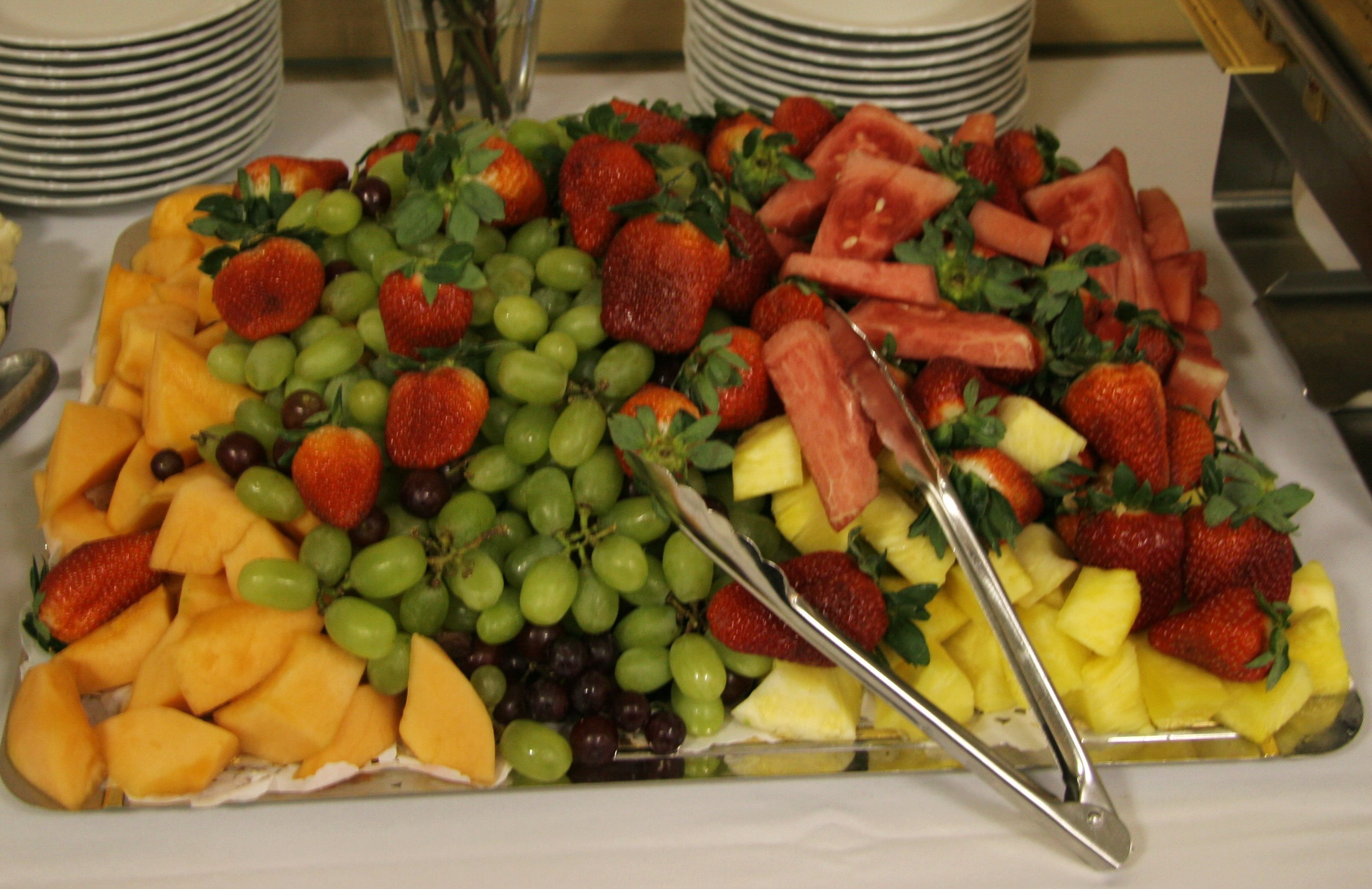 Какие фрукты поставить на стол на свадьбу летом
